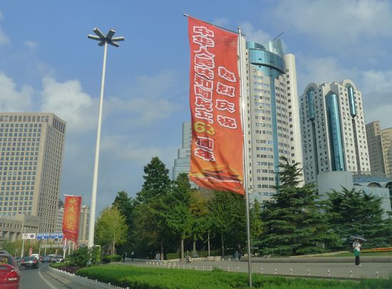 中秋國慶臨近節(jié)日氣氛濃 靚麗街景裝扮青島