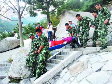 青島女子爬嶗山走野路墜落石縫 7人忙半小時抬下山