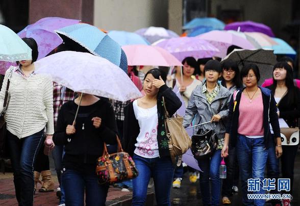 我國多地現(xiàn)降溫降雨天氣 一場秋雨一場寒