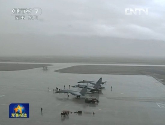 空軍新型飛機(jī)雨中飛行訓(xùn)練照曝光 隊(duì)列整齊震撼