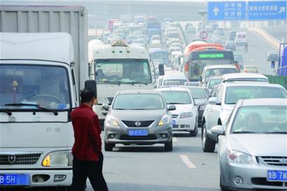 海爾立交小刮蹭司機(jī)不走 黑龍江路爆堵兩小時(shí)