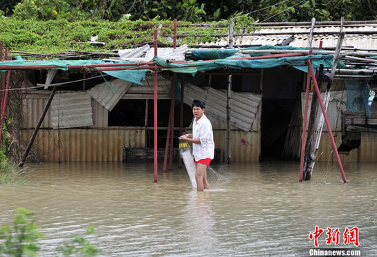 臺風(fēng)山神過境三亞大風(fēng)暴雨 市民街上下網(wǎng)捕魚