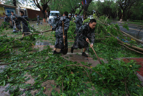 臺風山神過境三亞大風暴雨 市民街上下網(wǎng)捕魚