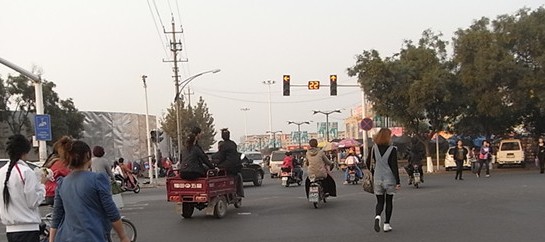 體驗(yàn)青島式過馬路:行人組團(tuán)肉搏擁堵車道