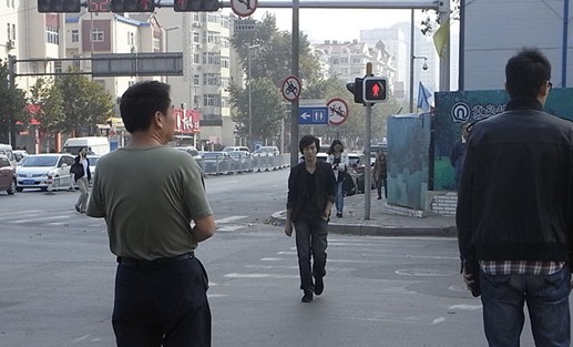 體驗(yàn)青島式過(guò)馬路:行人組團(tuán)肉搏擁堵車道