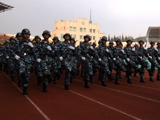 青島軍訓(xùn)大閱兵:女生海藍(lán)短裙紅貝雷帽風(fēng)姿迷人