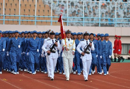 青島軍訓(xùn)大閱兵:女生海藍(lán)短裙紅貝雷帽風(fēng)姿迷人