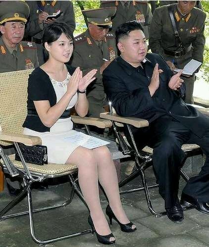 金正恩夫人李雪主50天后再亮相 與金正恩看演出