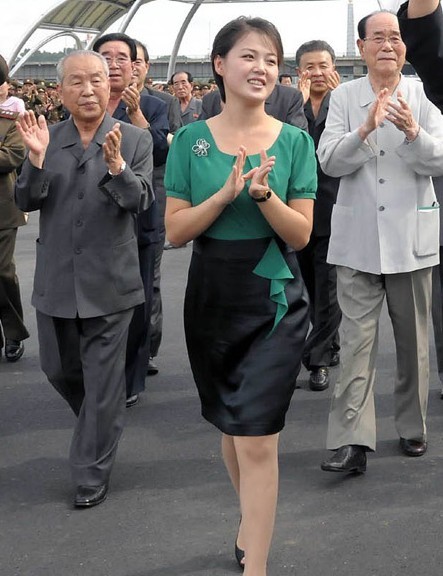 金正恩夫人李雪主50天后再亮相 與金正恩看演出