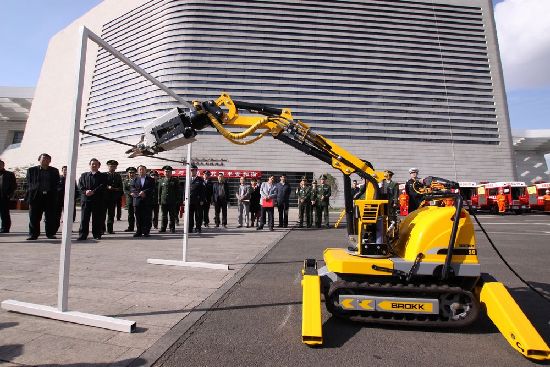 青島消防演習驚險似好萊塢大片 機器人切鋼筋如草芥