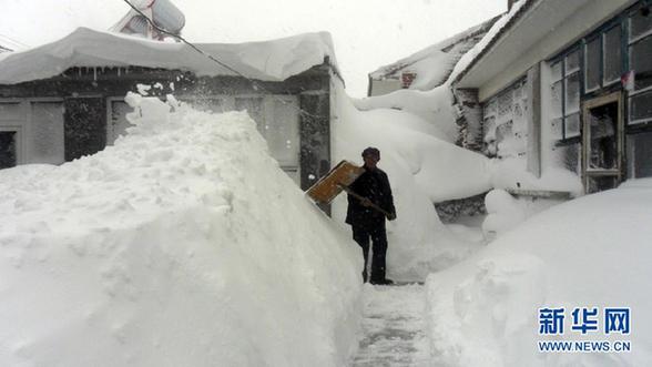 北京大雪高速積雪嚴重致?lián)矶?武警給司機送飯