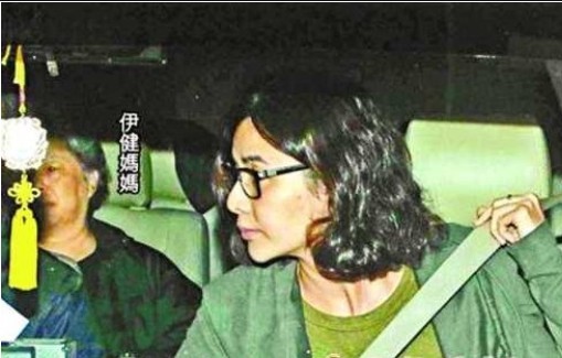 鄭伊健否認(rèn)婚訊 對蒙嘉慧手上戒指不知情