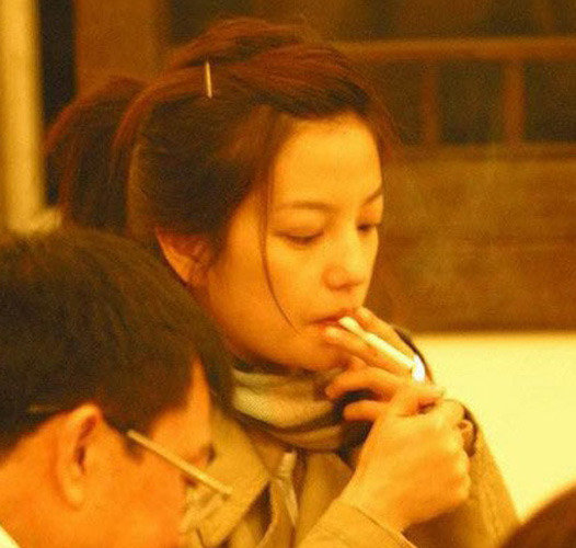 盤點(diǎn)吸煙不顧形象的女星