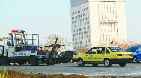 駕校門(mén)口練車(chē)釀禍 教練車(chē)斜坡上撞傷學(xué)員