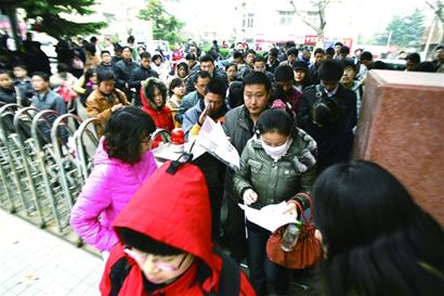 兩萬考生青島戰(zhàn)國考 國稅海關最熱