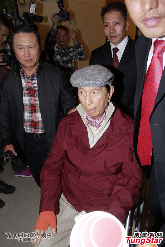 賭王何鴻燊慶祝91歲大壽 四太與子女包圍狂吻