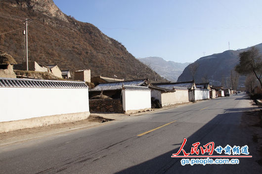 甘肅漳縣殪虎橋鄉(xiāng)東橋村，一排已經(jīng)粉刷過的“遮羞墻”（人民網(wǎng)記者 高翔 張鵬 隋欣 攝）