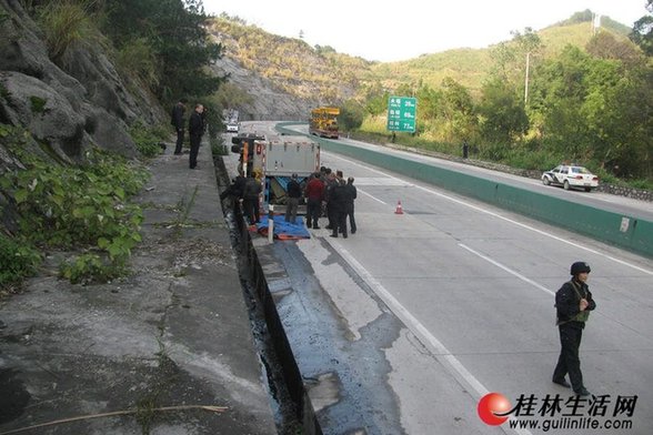 運鈔車高速路側(cè)翻