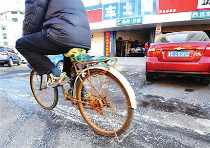 連日深寒市區(qū)路面頻現(xiàn)冰帶 私家車路口漂移