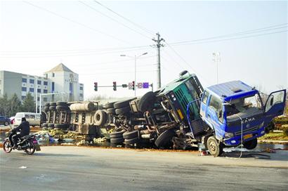 40噸原油泄漏 事發(fā)路段排起數(shù)百米“車龍”