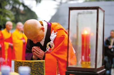 日本僧人在南京大屠殺遇難同胞紀(jì)念館內(nèi)的“遇難者名單墻”前敬香祈禱。新華社發(fā)