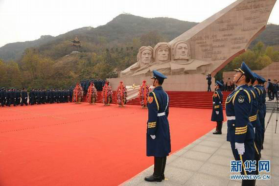 資料圖：中國(guó)空軍官兵瞻仰空軍英雄紀(jì)念墻。