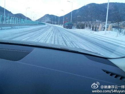 雪情快訊:濱海大道冰封 銀川西路四車追尾