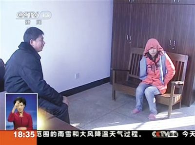 浙江蘭溪，警方訊問“全能神”邪教組織人員。央視視頻截圖