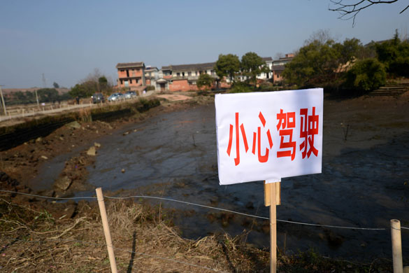 貴溪市交通部門在事故現(xiàn)場設(shè)置了“小心駕駛”警示牌（2012年12月25日攝）。 攝影：新華社記者 周科