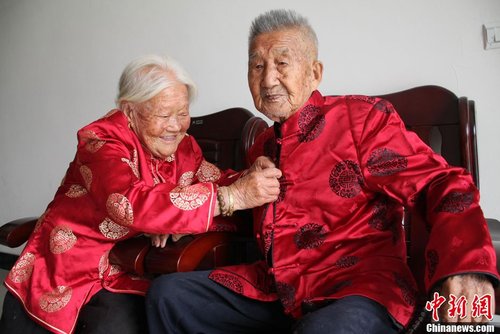 江蘇百歲老人葛克圣、闕金芳已結(jié)婚80年，慶祝重陽節(jié)(資料圖。  