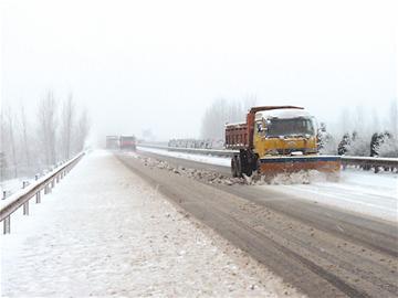 雪阻高速機(jī)場(chǎng)車站青島交通告急 28條高速路關(guān)閉