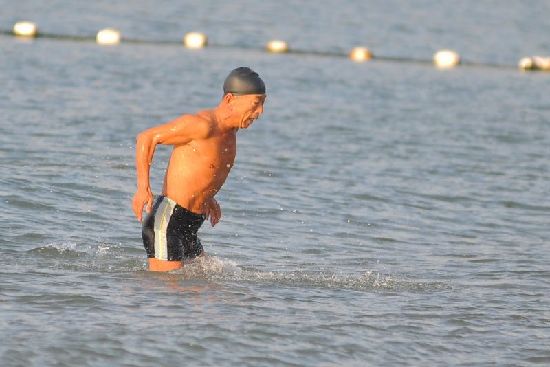 前海一線海水結冰 極寒天難擋冬游健將