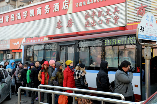 北嶺車站排隊(duì)乘車成一景