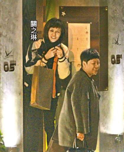 50歲關(guān)之琳被疑好事將近 把酒會(huì)友神采飛揚(yáng)(圖)