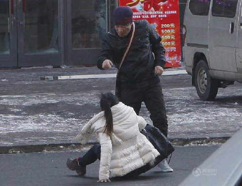 長(zhǎng)春妙齡女子街頭遭人暴打 路人旁觀