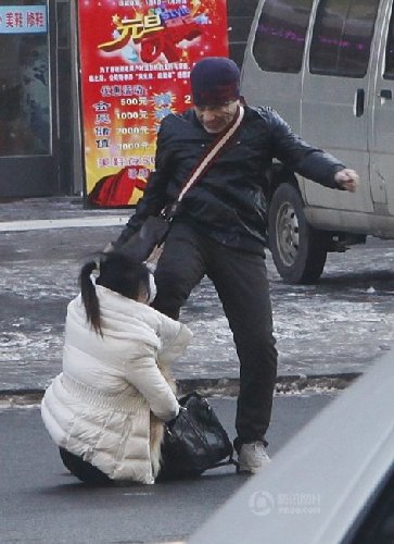 長(zhǎng)春妙齡女子街頭遭人暴打 路人旁觀