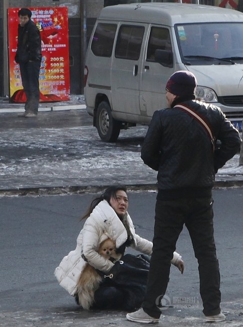 長春街頭男子暴打女子 路人無人施救