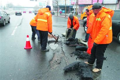 馬路擺“符號陣”陷害16輛車