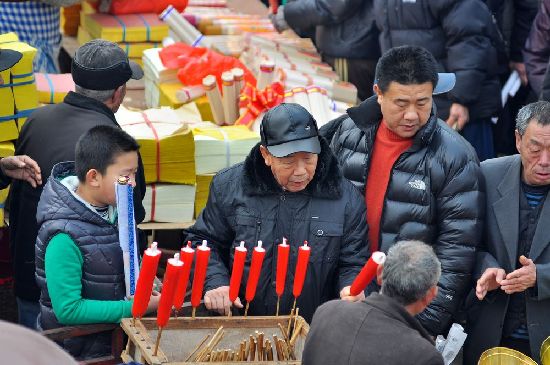 過大年趕大集 李村集場(chǎng)面火爆年味濃