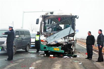 霧打霧撞，客車追尾26人傷