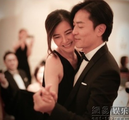 鄭伊健蒙嘉慧結(jié)婚后返港