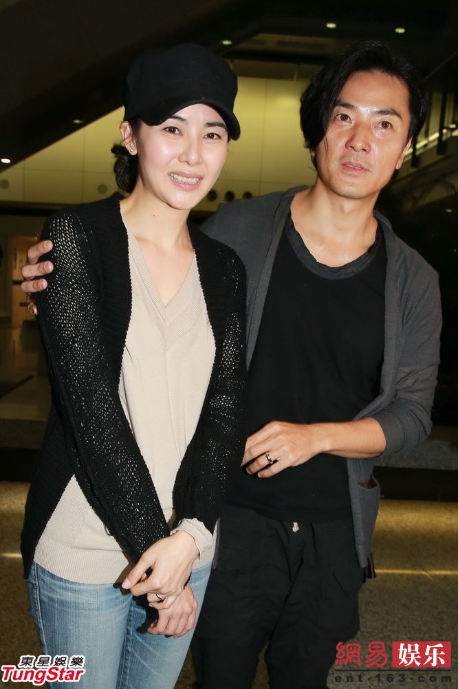 鄭伊健蒙嘉慧結(jié)婚后返港