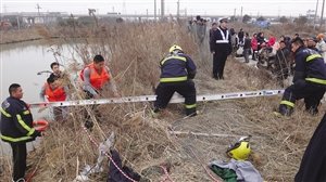 父教兩未成年女兒開三輪車 沖入河塘致二人溺亡