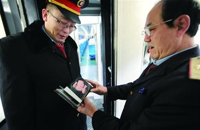 春運(yùn)列車員:除夕餐車包餃子過(guò)年 沒親人陪沒春晚看