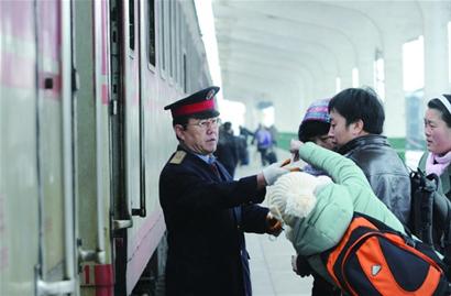 春運(yùn)列車員:除夕餐車包餃子過(guò)年 沒親人陪沒春晚看