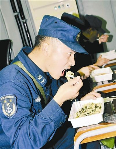 “青島”艦上的官兵在戰(zhàn)位上吃野戰(zhàn)快餐。解放軍報(bào) 記者 米晉國(guó)攝