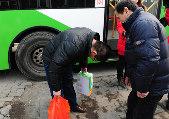 老人摔倒賴上公交車 家人登門道歉退還錢