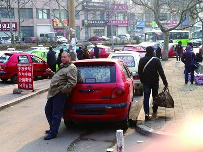 火車站的哥一聽(tīng)外地口音狂宰客 汽車站黑出租20元起步