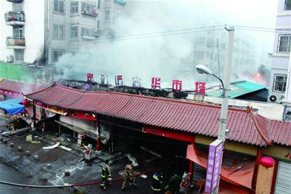 雙匯隆大華市場(chǎng)起火遮天蔽日 居民睡夢(mèng)中遭大火封門(mén)