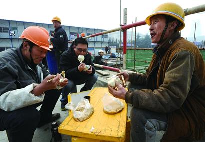 體驗建筑工:一份白菜算一頓飯 一盅白酒御半夜寒